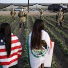 Soldados de la Guardia Nacional bloquean a los manifestantes durante una redada de inmigración de ICE en una granja de cannabis cercana el 10 de julio de 2025 cerca de Camarillo, California.