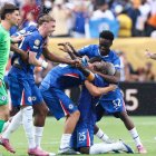 Moisés Caicedo celebra su título del Mundial de Clubes en el MetLife Stadium, de Nueva Jersey.