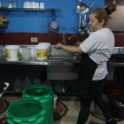 Los negocios no esperan el agua de los tanqueros y prefieren llevar el agua desde sus casas.