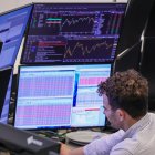 Un empleado de la Bolsa de Valores se sienta frente a una pantalla en Fráncfort del Meno, Alemania, este lunes. El presidente estadounidense, Trump, anunció planes para que Estados Unidos imponga un arancel de importación del 30 % a los productos de la Unión Europea (UE) a partir del 1 de agosto de 2025. EFE/ Ronald Wittek