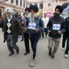 Fauja Singh (C), en su aldea natal en el norte de la India, donde coincidentemente fue atropellado.