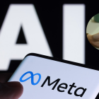 Interfaz de WhatsApp con el asistente Meta AI activo, una función que ha generado debate sobre privacidad y uso de datos personales.