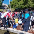 El Gobierno y la Cruz Roja instalan tres plantas portátiles para enfrentar la falta de agua en el sur de Quito.