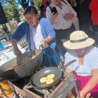 Doña Rosa Cusco preparará la tradicional fritada durante el festival que se desarrollará en el barrio Jesús del Gran Poder, en el norte de Cuenca.