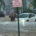Equipos de emergencia rescatan a conductores varados mientras las aguas suben en Nueva Jersey.