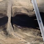 Fotografía aérea de un antiguo puente de caballería que quedó al descubierto por los bajos niveles de agua en el embalse Baitings de Ripponden, Reino Unido, 30 de junio de 2025