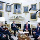 El presidente Donald Trump se reúne con el secretario general de la OTAN, Mark Rutte (3.ª izq.), en el Despacho Oval de la Casa Blanca el 14 de julio de 2025 en Washington.
