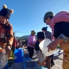 Espera. Mientras en el barrio Nueva Aurora tienen dos opciones para abastecerse, en Tréboles del Sur la espera por un tanquero era larga.