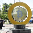 Un monumento a la criptomoneda bitcóin en una plaza de El Salvador.