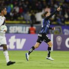 Mateo Carabajal (d) marcó el primer gol de Independiente del Valle sobre Vasco da Gama.
