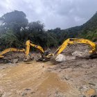 Maquinaria trabaja entre lodo y escombros para reabrir vías bloqueadas por los deslaves