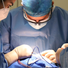 La paciente permaneció despierta durante la operación para calibrar con precisión la estimulación cerebral.