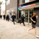 Los manifestantes huyen de las fuerzas del orden durante una protesta llamada "No Kings Day" en Los Ángeles, California, EE.UU.