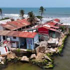 Fotografía aérea de una zona turística afectada tras el paso del huracán Erick, este lunes 14 de julio de 2025, en Acapulco (México).