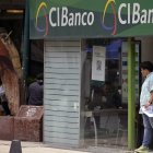 Una persona sale de una sucursal de CIBanco en la Ciudad de México el 25 de junio de 2025.
