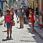 Personas caminan por una calle de La Habana (Cuba)