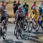 Jhonatan Narváez (c) es el principal apoyo de Tadej Pogacar (d).