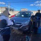 Inspectores de la AMC sorprendieron a un ciudadano lavando su auto con agua destinada al consumo humano.