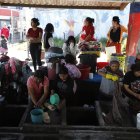 Lavandería. Cientos de personas se turnan para utilizar las 20 lavanderías que están en el barrio Nueva Aurora.