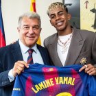 Lamine Yamal (d) recibió la camiseta "10" de parte del presidente del FC Barcelona.