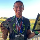 El ecuatoriano con las medallas y trofeo que además le dio el pase a tres campeonatos mundiales de su disciplina.