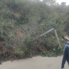 Los moradores de Santiago, en la provincia de Loja, cruzan por tramos colapsados de la vía E35 para llegar a sus hogares o asistir a citas médicas.