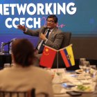 El ministro de Producción, Luis Alberto Jaramillo, en un conversatario con miembros de la Cámara de Comercio Ecuatoriano- China, en Guayaquil.