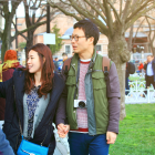 Protagonistas de un K-Drama en una escena romántica, donde la conexión emocional y las miradas intensas capturan la atención del público joven.