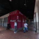 En la avenida Nueve de Octubre y Lorenzo de Garaycoa, a las 11:00 de un martes se ven siete locales cerrados, aunque en la zona hay más que se fueron.