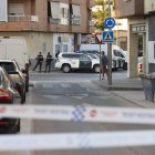 Agentes de la Guardia Civil cierran el tráfico este miércoles en el barrio de San Antonio de Torre Pacheco (Murcia).