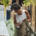 Entre gasas, residuos y desechos naturales, la artista Shirma Guayasamín crea una obra que invita a tocar, recorrer y reflexionar sobre nuestros ecosistemas