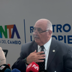 George Moreira, registrador de la Propiedad de Manta, durante la rueda de prensa donde defendió la legalidad de la venta del inmueble vinculado a alias Fito.
