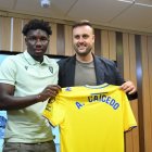Alfred Caicedo con un directivo en la presentación oficial en el Cádiz