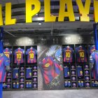 La tienda del FC Barcelona con la camiseta del nuevo astro juvenil del equipo.