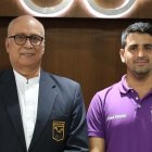 El presidente del COE, Jorge Delgado (i), posa junto al ministro del Deporte, José David Jiménez.