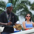 El volante ecuatoriano Moisés Caicedo, junto a su pareja Paola Salazar, saludó a la gente de Santo Domingo.