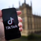 El logotipo de TikTok en un teléfono celular.