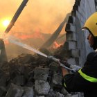 Imagen de referencia de un bombero iraquí, que trata de apagar un incendio.