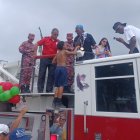 El volante Moisés Caicedo se dio tiempo para firmar autógrafos desde el vehículo de los bomberos