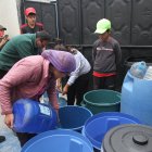Los vecinos de Solanda llevaron botellones de agua a un centro infantil ubicado en Nueva Aurora. Un tanquero llega a la zona, pero a cinco cuadras del establecimiento.