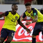 Moisés Caicedo y Piero Hincapié (d) comparte en selección ecuatoriana de fútbol