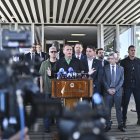El expresidente de Brasil, Jair Bolsonaro (2019-2022), habla durante una rueda de prensa frente al Senado Federal este jueves 17 de julio de 2025, en Brasilia (Brasil).