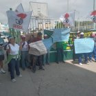Trabajadores y entrenadores, en una de las manifestaciones en las afueras de Fedeoro.