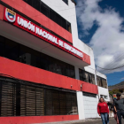 La Unión Nacional de Educadores (UNE) denunció que en la Ley de Integridad Pública se aumentaba la edad de jubilación, de 60 a 65 años, para recibir el incentivo económico.