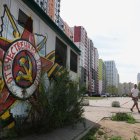 Un hombre camina en un distrito residencial de nueva construcción en Moscú, Rusia, el 18 de julio de 2025.