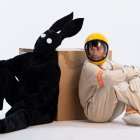 La obra, construida desde la improvisación y el juego con el inconsciente, es interpretada por los actores César Santos y Omar Bonilla.