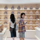 Visitantes en una panadería temática de personajes con productos Labubu inaugurado por la empresa de juguetes china Pop Mart, en Pekín, China.