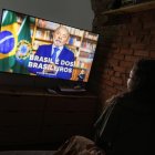 Una mujer observa una alocución del presidente de Brasil, Luiz Inácio Lula da Silva, este jueves, en São Paulo (Brasil).