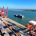 Lianyungang. Un barco ingresa al puerto de la provincia de Jiangsu.