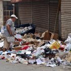Una persona camina buscando cosas en la basura acumulada en una calle este 17 de julio de 2025, en La Habana (Cuba).